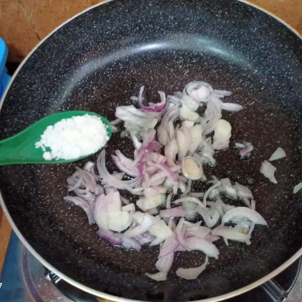 Tumis Bawang dengan minyak sayur serta masukan garam, tumis sampai wangi.