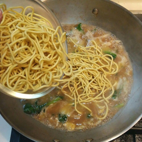 Masukan mie kuning, masak sampai mie matang. Setelah mie matang taburi dengan bawang goreng, tambahkan pelengkap seperti ayam, acar timun, seledri dan cabe.