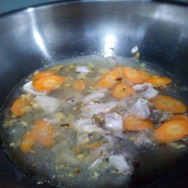 Masukkan daging ayam, aduk sampai berubah warna. Masukkan wortel, kaldu bubuk, merica bubuk & garam, lalu tuangi air, tunggu sampai wortel setengah matang.