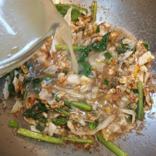 Masukan rebusan kaldu ayam.
