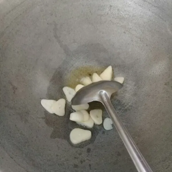 Panasakan minyak kemudian tumis bawang putih hingga harum.