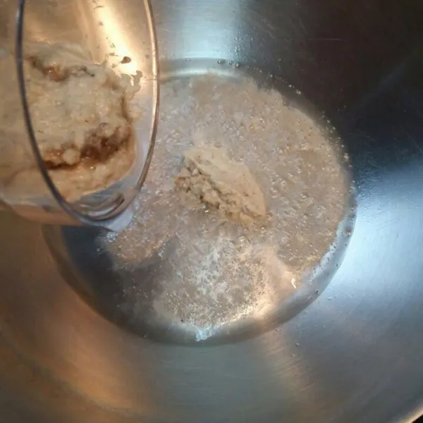 Tumis terlebih dahulu 1/4 bagian bumbu halus sampai harum.