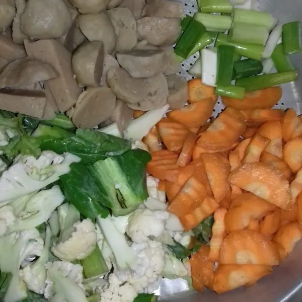 Cuci sayuran dan potong-potong sesuai selera.