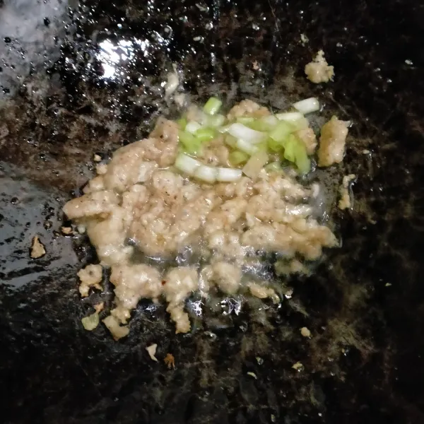Tumis bumbu halus hingga layu dan harum. Tambahkan daun bawang, aduk rata.