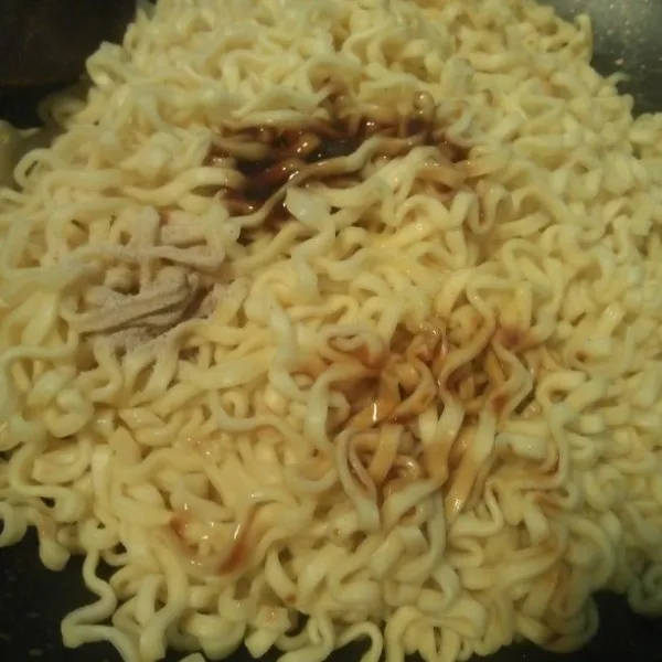 Rebus mie hingga matang, tiriskan lalu campur dengan kecap manis, saus tiram, merica, kaldu bubuk, aduk hingga rata.