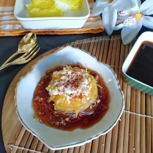 Penyajian : Tata bihun matang di atas piring saji, beri taburan kelapa parut. Lalu siram dengan saus gula aren. Biasanya langsung dinikmati dengan taburan kelapa parut & gula pasir juga gak kalah enak.