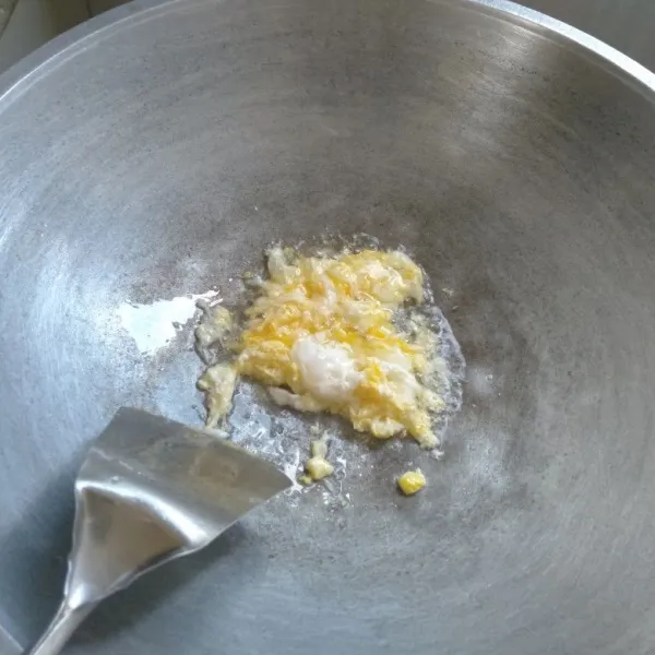 Goreng acak telur ayam di minyak panas, setelah matang, tiriskan.