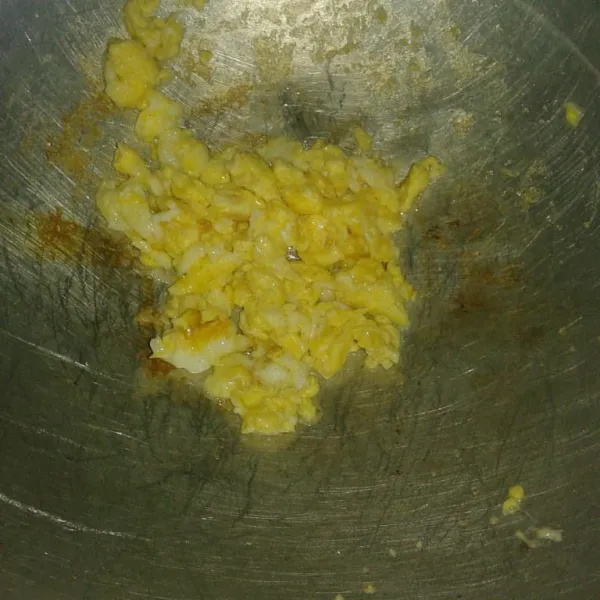 Panaskan sedikit minyak, tuang telur, buat telur orak-arik, angkat. Sisihkan dahulu.