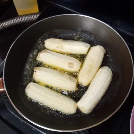 Kupas pisang, kemudian belah 2 memanjang, lalu bakar di wajan anti lengket dengan sedikit olesan butter, bolak balik sampai kedua sisinya kecoklatan, sisihkan.