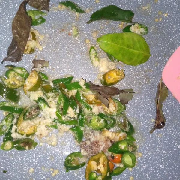 Tumis hingga harum bumbu halus dan bumbu rajang dengan minyak secukupnya.