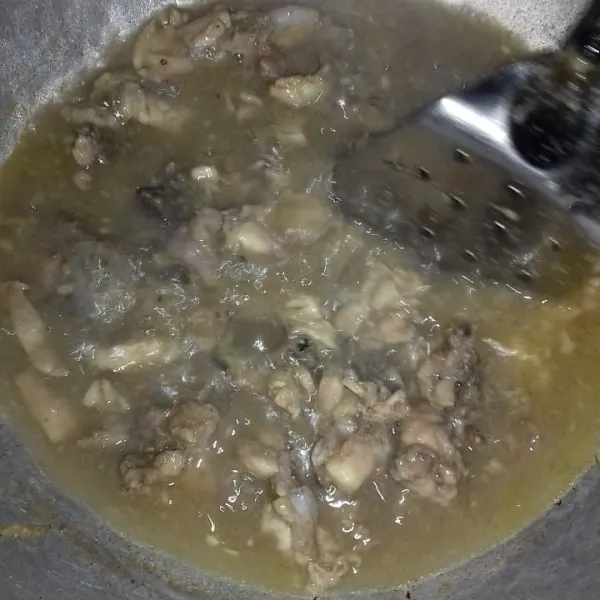 Tumis bumbu dengan sedikit minyak sampai harum, masukkan potongan ayam dan sedikit air, masak hingga ayam agak matang.