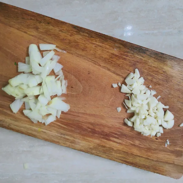 Lalu siapkan bahan bumbu, cincang bawang putih dan bawang bombay.