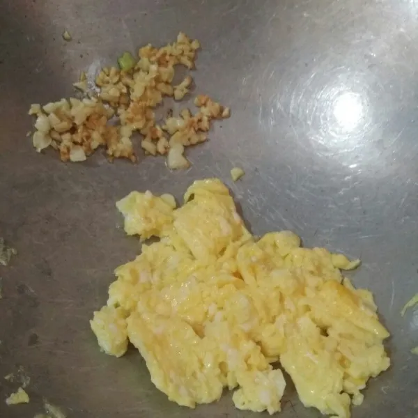 Sisihkan di pinggir wajan tumisan bawang putih, kemudian masukkan telur, kocok aduk cepat.