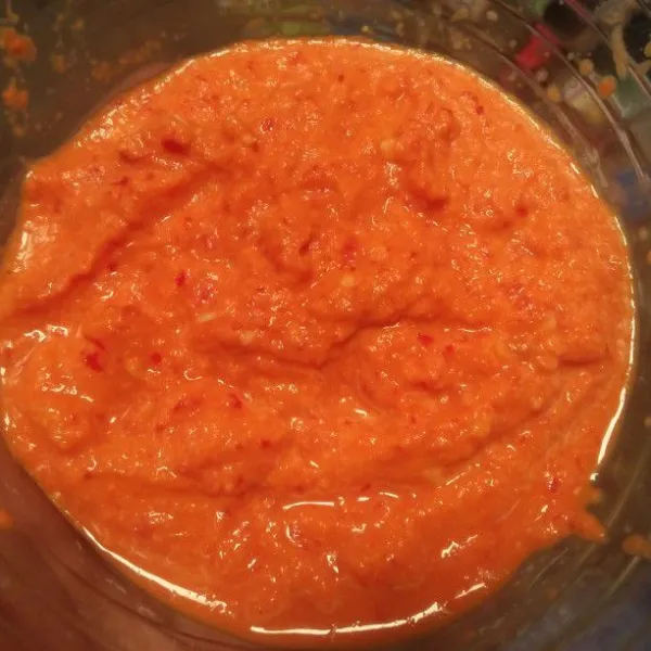 Blender bawang merah, bawang putih, kemiri dan cabe merah kriting hinggal halus.