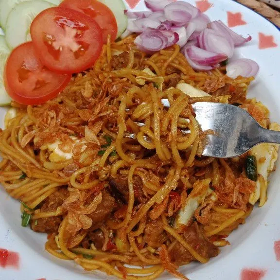 Sajikan mie aceh goreng dengan pelengkap.