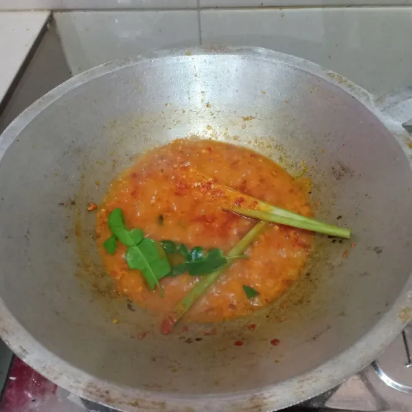 Tambahkan air lalu masukan daun jeruk (sobek) dan serai (belah tengah lalu geprek)