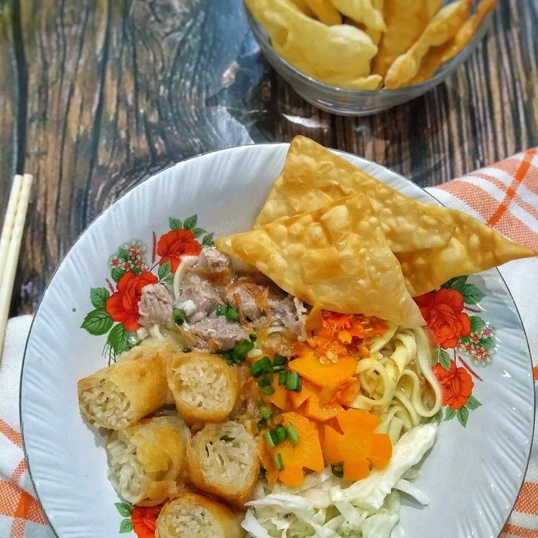Resep Soto Mie Bogor: Perpaduan Unik Risol, Daging, dan Kuah Bening yang Segar