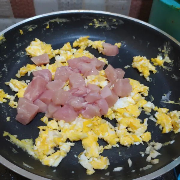 Tambahkan ayam, masak hingga berubah warna.