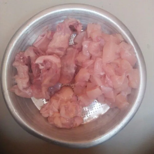 Siapkan daging ayamnya 500 gr,  lalu pisahkan bagian daging, tulangan dan kulit.