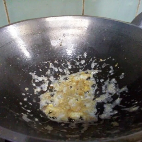 Tumis bumbu halus sampai harum sedap.