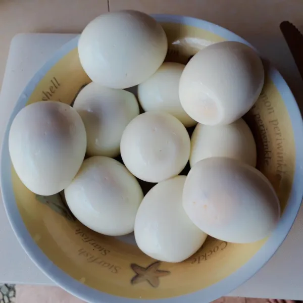 Rebus telur hingga matang, kupas kulitnya, dan tusuk-tusuk telur dengan garpu
