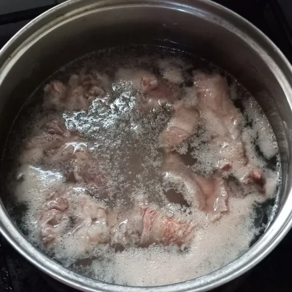 Cuci bersih daging kemudian rebus hingga empuk dan saring air kaldunya, sisihkan.
