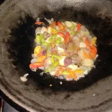 Tumis bumbu sampai harum dan layu.