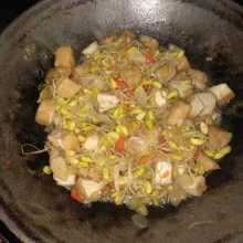 Beri bumbu garam, gula, kaldu bubuk. Masak sampai kecambah matang lalu tes rasa.
