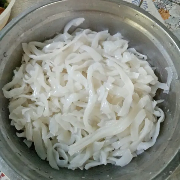 Cuci bersih mie tiaw,  tiriskan lalu sisihkan.