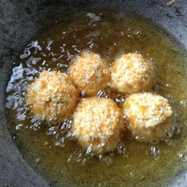 Goreng dengan api sedang hingga matang kecokelatan.