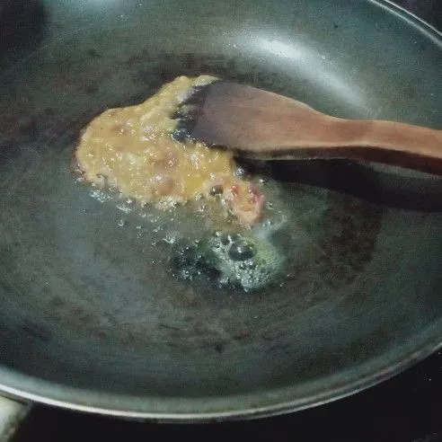 Tumis bumbu halus dalam 1 sdm minyak goreng,aduk selama 2 menit. Tambahkan 300 ml air. Tunggu sampai mendidih.