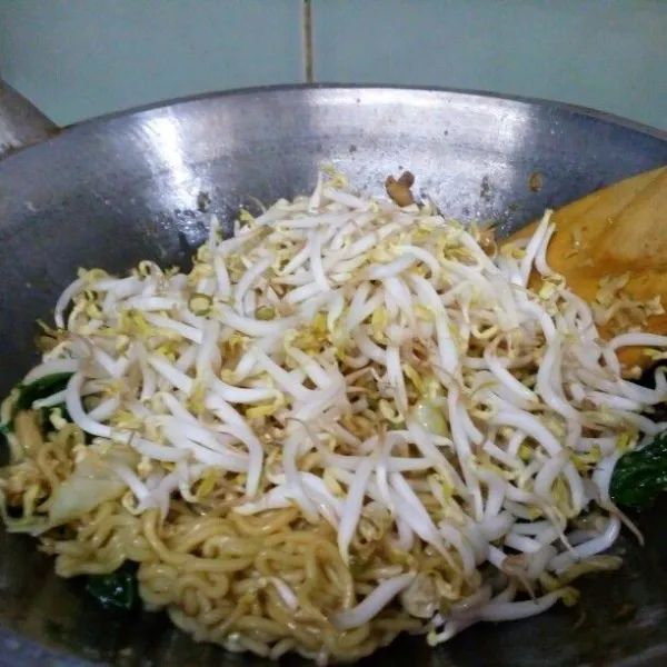 Masukkan mie dan orak arik telur, aduk rata. Tambahkan toge, aduk rata sebentar saja. Angkat, sajikan dengan taburan bawang goreng, acar/irisan timun dan irisan tomat.