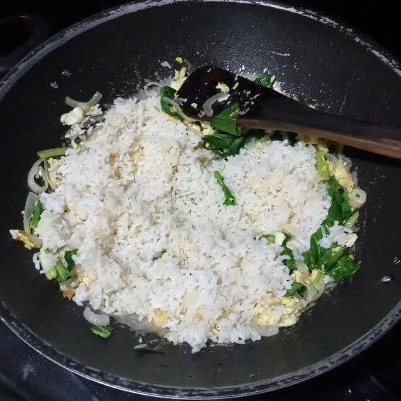 Masukkan nasi, aduk hingga merata lalu tambahkan kecap asin, merica dan minyak wijen, aduk dan masak hingga matang.