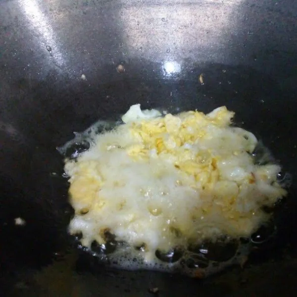 Buat orak arik telur, sisihkan.