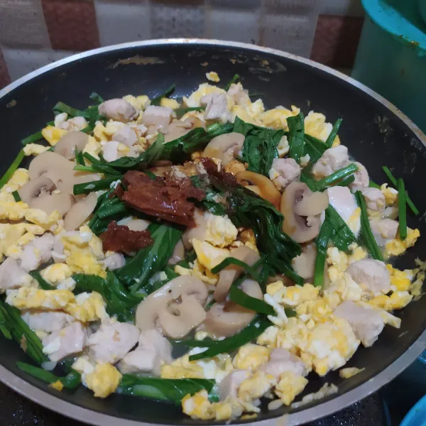 Tambahkan kaldu jamur, garam, gula merah, kecap manis dan kecap jamur. Aduk rata.