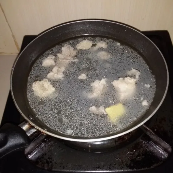 Haluskan bawang merah dan bawang putih. Panaskan minyak lalu tumis bumbu halus dan jahe hingga harum. Masukan air kaldu ayam dan kulit ayam. Tambahkan garam, merica bubuk, pala bubuk, gula dan kaldu bubuk. Rebus hingga mendidih.