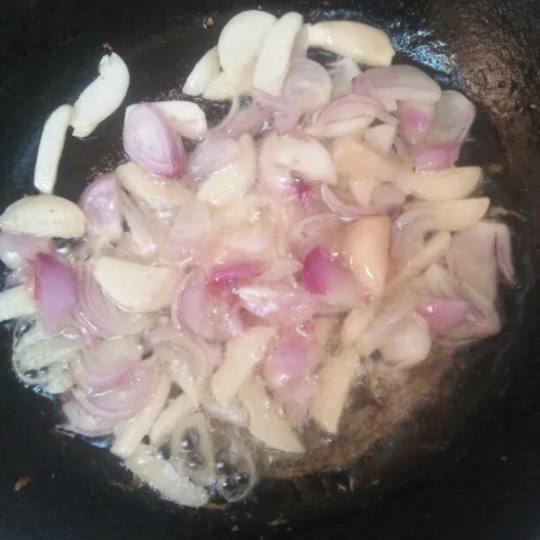 Pembuatan ayam kecap :  tumis bawang merah bawang putih sampai harum.