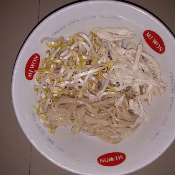 Siapkan mangkok saji. Masukan mie basah, taoge, ayam suwir kemudian tuang kuah mie serta kulit ayam. Taburkan daun bawang, daun seledri, bawang goreng dan tomat.