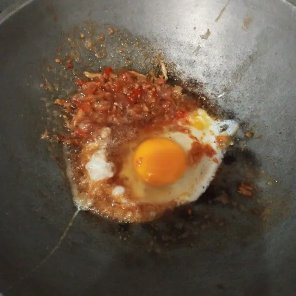 Tumis bumbu halus sampai harum. kemudian masukkan telur bikin orak arik.