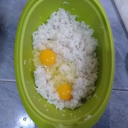 Campurkan nasi dan telur, aduk rata dengan spatula, sisihkan.