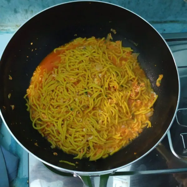 Masukkan mie kuning aduk rata sampai bumbu meresap dan airnya sedikit mengering. Goreng kerupuk kulit dan telur mata sapi.