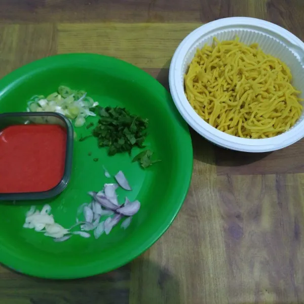 Rendah mie dengan air panas dan di tiriskan, haluskan cabe merah, sedikit bawang merah dan bawang putih. Iris bawang merah, bawang putih, daun bawang dan seledri.