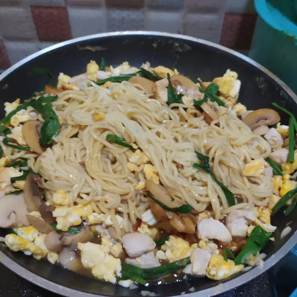 Tambahkan mie, lalu aduk rata, masak hingga matang. Sajikan.