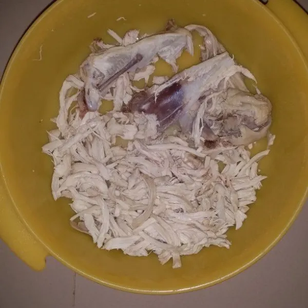 Cuci dada dan kulit ayam. Rebus hingga matang. Angkat dan tiriskan. Kemudian suwir dada ayam. Sisihkan.