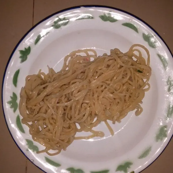 Didihkan air. Rebus mie basah hingga matang. Angkat dan tiriskan.