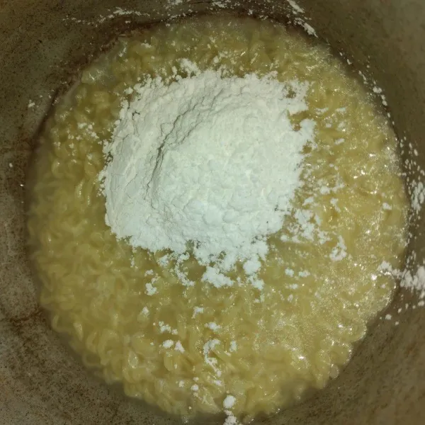 Lalu masukkan campuran tepung sedikit demi sedikit, aduk hingga tercampur rata.