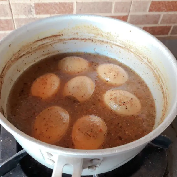 Masukkan telur, masak dengan api kecil hingga bumbu meresap dan air menyusut setengahnya. Lebih enak jika didiamkan semalaman