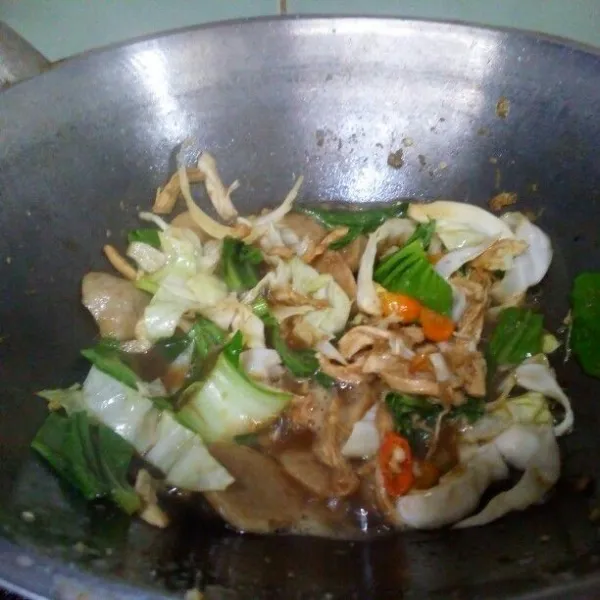 Tuangi air, masukkan merica bubuk, kaldu bubuk, garam, suwiran ayam, bakso, cabe rawit dan sayuran, aduk rata. koreksi rasa.