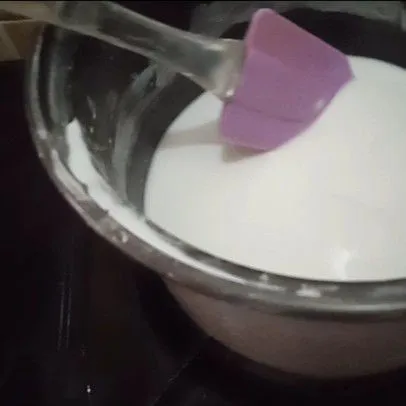 Campur adonan jadi 1, aduk rata. Nyalakan api kecil, aduk terus hingga adoonan matang dan dinginkan.