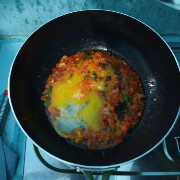 Masukkan 1 butir telur dan di aduk rata.